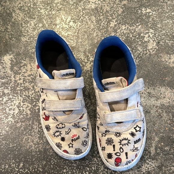 Adidas marvel, Spider-Man boys, Velcro shoes size 2 1/2 - Picture 4 of 4